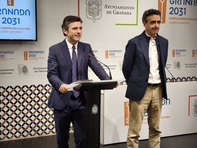 De izquierda a derecha los concejales de Presidencia y de Urbanismo de Granada, Jorge Saavedra y Enrique Catalina, concejal de Urbanismo. Archivo.