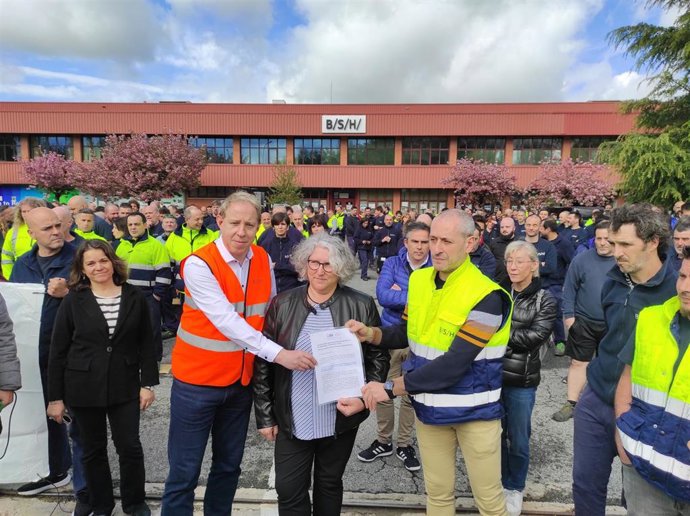 La presidenta del Comité Europeo de BSH, Ingrid Eggenmüller, y el secretario de este Comité, Joachim Sattel, entregan un documento de apoyo al comité de empresa de BSH Esquíroz frente al anuncio de cierre de la planta navarra.