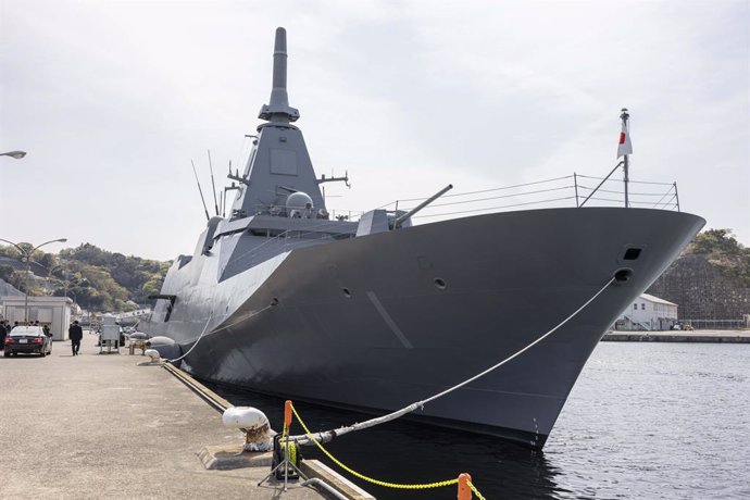 8 de abril de 2025, Yokosuka, Kanagawa, Japão: FFM Mogami visto na Base Naval de Yokosuka. O Secretário-Geral da OTAN, Mark Rutte, visitou a Base Naval de Yokosuka como parte de uma viagem de dois dias para fortalecer os laços entre a OTAN e o Japão. Dura