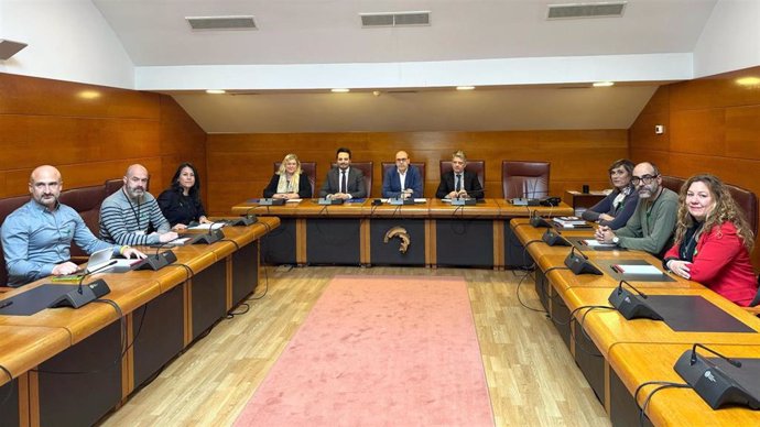 El Grupo Parlamentario Popular se reúne con la Junta de Personal Docente.