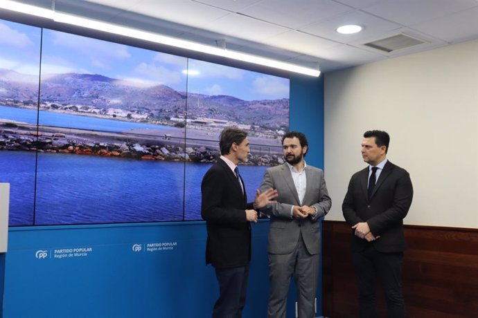De izquierda a derecha: el consejero de Fomento e Infraestructuras, Jorge García Montoro; el alcalde de La Unión, Joaquín Zapata, y el secretario general del partido en la Región, José Miguel Luengo, en la sede del PP