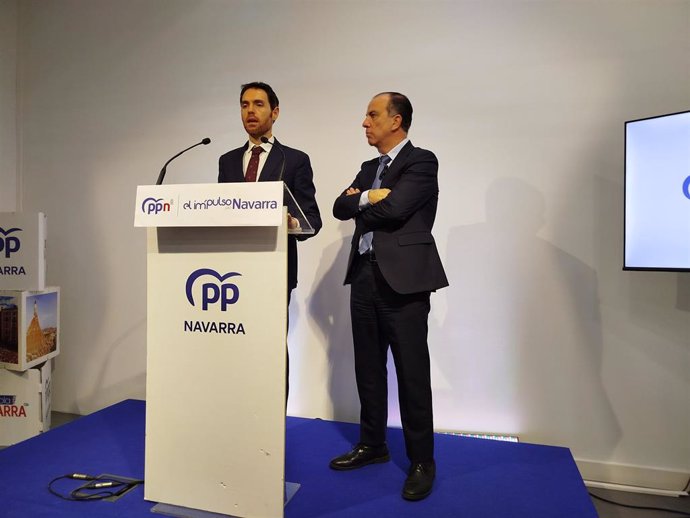 El diputado navarro del PP Sergio Sayas junto a Carlos García Adanero