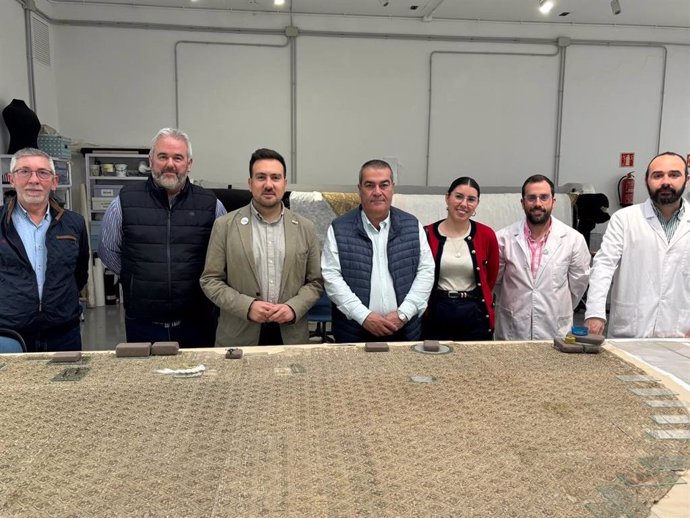 Rivas (2i), en la visita al taller donde se restaura el manto de Toledo de la Virgen del Dulce Nombre.