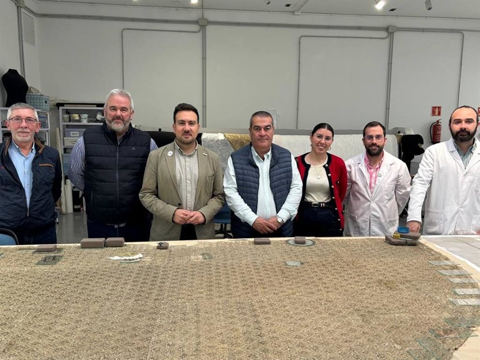 Rivas (2i), en la visita al taller donde se restaura el manto de Toledo de la Virgen del Dulce Nombre.