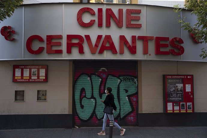 Archivo - Fachada del cine Cervantes cerrado a causa de las restricciones que limitan el ocio a partir de las seis de la tarde. En Sevilla (Andalucía, España), a 11 de noviembre de 2020. Imagen de archivo.