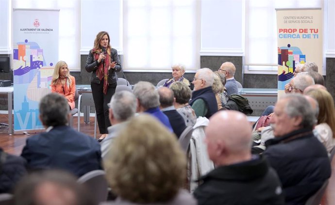 La alcaldesa de València, María José Catalá, se reúne con los presidentes de los centros municipales de mayores