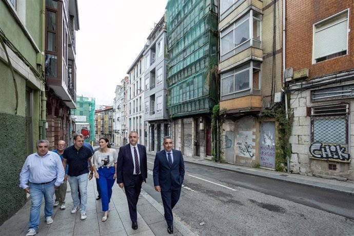 Archivo - Imagen de archivo.- El consejero de Fomento, Ordenación del Territorio y Medio Ambiente, Roberto Media, visita, junto a la alcaldesa de Santander, Gema Igual, el Cabildo de Arriba.