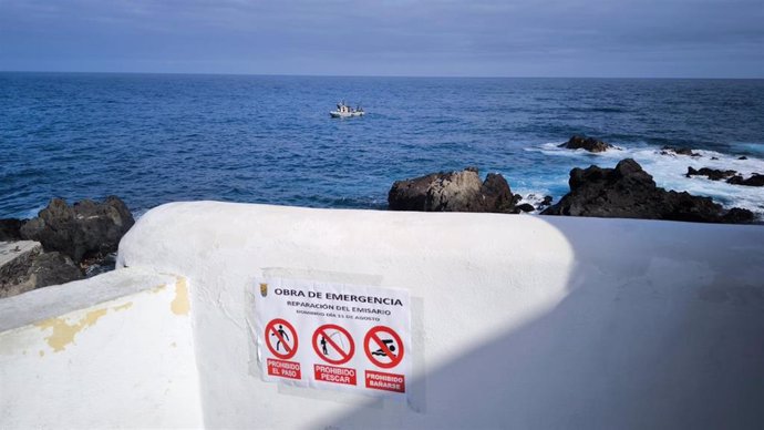 Archivo - Comienzan los trabajos de reparación de la rotura del emisario en la costa de Punta Brava