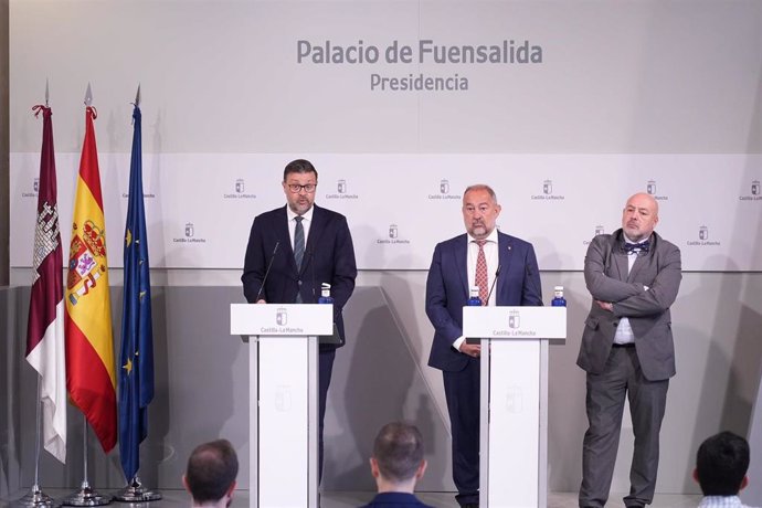 El consejero de Educación, Cultura y Deportes de C-LM, Amador Pastor; el rector de la UCLM, Julián Garde; y el vicerrector de la UAH, Jorge Pérez.