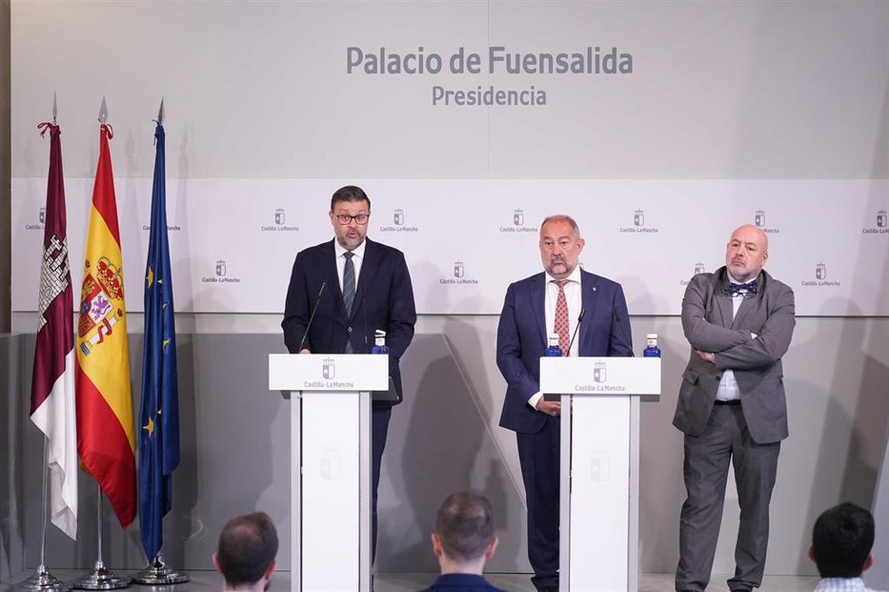 El consejero de Educación, Cultura y Deportes de C-LM, Amador Pastor; el rector de la UCLM, Julián Garde; y el vicerrector de la UAH, Jorge Pérez.