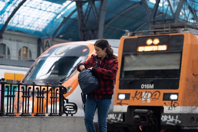 Archivo - Una persona en la estación de Francia, donde opera Rodalies, a 21 de febrero de 2025, en Barcelona, Catalunya (España).