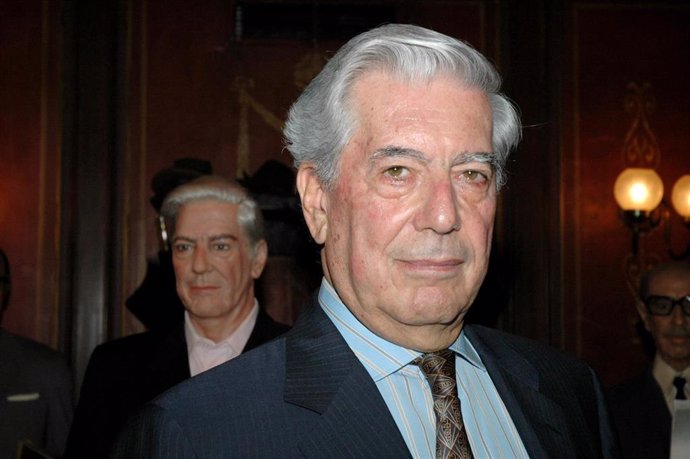 Archivo - Mario Vargas Llosa junto a su figura de cera en el Museo de Cera de Madrid, a 4 de julio de 2006, en Madrid (España).