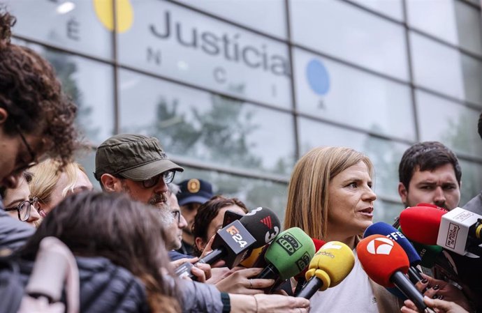 La delegada del Gobierno, Pilar Bernabé, ofrece declaraciones a los medios a su llegada a declarar como testigo, en la causa que investiga la gestión de la DANA, en la Ciudad de la Justicia de València, a 14 de abril de 2025, en Valencia