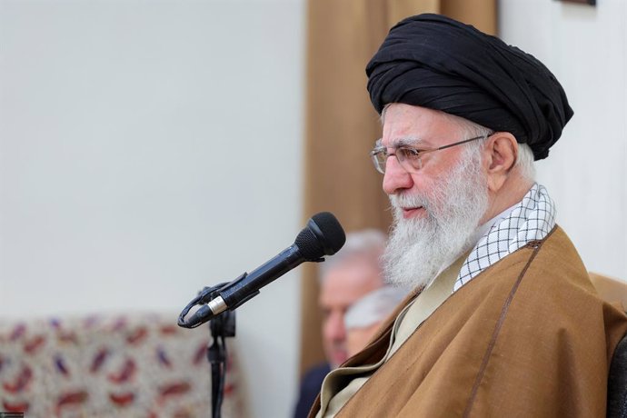 13 de abril de 2025, Teerã, Irã: O líder supremo iraniano Ayatollah ALI KHAMENEI se reúne com os comandantes das Forças Armadas da República Islâmica do Irã.
