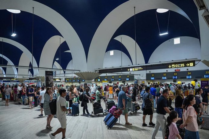 Archivo - Imagen de archivo de pasajeros en el Aeropuerto de San Pablo, en Sevilla.
