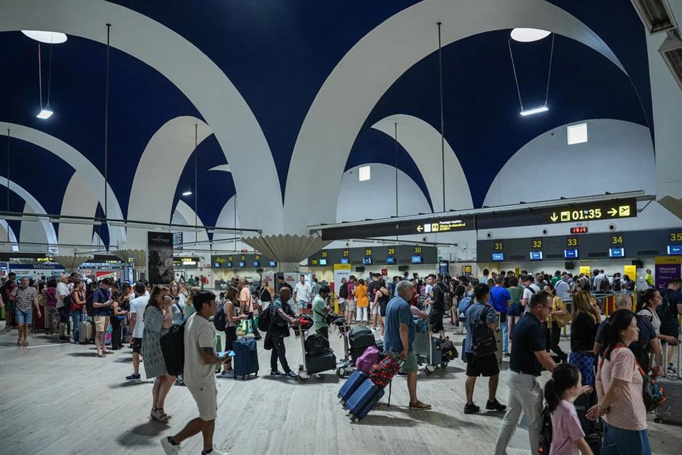 Archivo - Imagen de archivo de pasajeros en el Aeropuerto de San Pablo, en Sevilla.