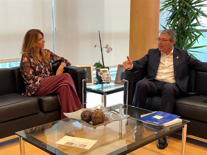 El presidente de la Diputación, Francisco Salado, ha anunciado la inversión para finalizar las obras del inmueble de Afesol para personas con enfermedad mental durante una reunión con la alcaldesa de Mijas, Ana Mata.