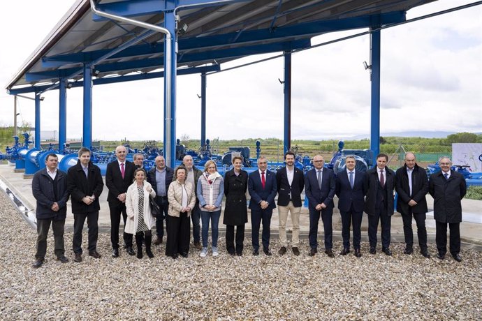 Foto de grupo de la presidenta Chivite con el consejero Chivite, la delegada Echeverría, regantes y directivos de las empresas concesionarias