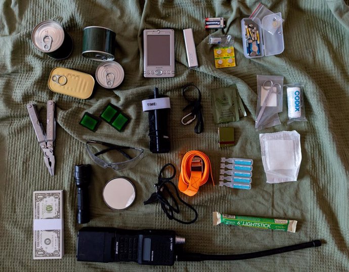 Diferentes utensílios que compõem um kit de sobrevivência, em 28 de março de 2025, em Madri (Espanha). Na quarta-feira, 26 de março, a Comissão Europeia pediu aos cidadãos europeus que tenham um kit de emergência pronto em casa para garantir que tenham um