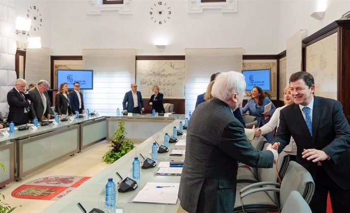 El presidente del Consejo de Cámaras, Antonio Miguel Méndez Pozo, saluda al presidente de la Junta, Alfonso Fernández Mañueco, durante la reunión.
