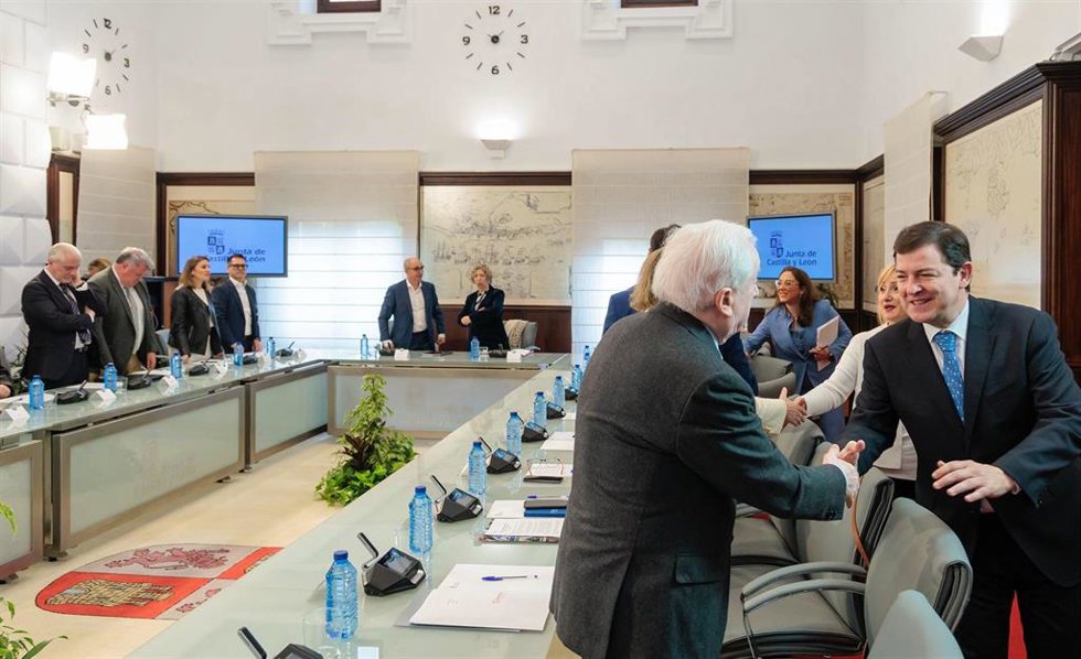 El presidente del Consejo de Cámaras, Antonio Miguel Méndez Pozo, saluda al presidente de la Junta, Alfonso Fernández Mañueco, durante la reunión.