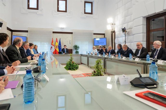 El presidente de la Junta, Alfonso Fernández Mañueco, en una reunión con entidades de los sectores más afectados por la política arancelaria impuesta por el Gobierno de Estados Unidos.