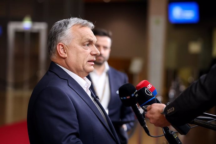 Archivo - Arquivo - O primeiro-ministro húngaro, Viktor Orbán, fala à mídia em Bruxelas
