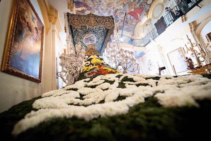 La Virgen de las Penas vuelve a lucir un manto elaborado con flores naturales