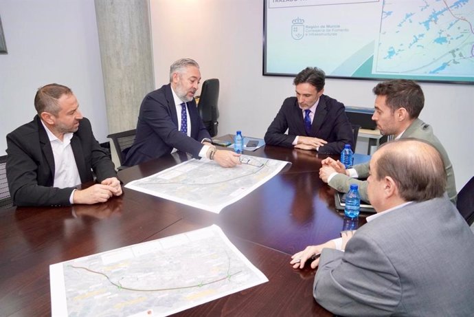 El consejero de Fomento e Infraestructuras, Jorge García Montoro, durante la reunión mantenida con el alcalde de Santomera, Víctor Martínez, para hablar sobre el proyecto de trazado del tramo de la RM-1 que afecta al municipio.