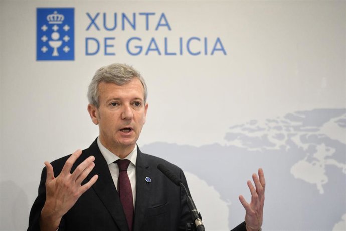 O presidente da Xunta de Galicia, Alfonso Rueda ofrecendo un discurso no Acto de Firma de Colaboración Exterior en Materia de Emprego, Formación e Talento cos embaixadores de distintos países latinoamericanos en España, na Casa de Galicia, a 