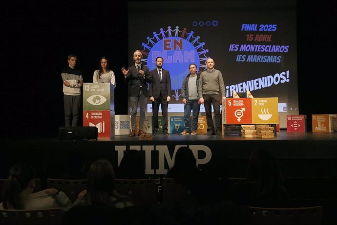 El consejero de Educación, Sergio Silva, en la entrega de premios del concurso escolar 'En Plan Planeta'