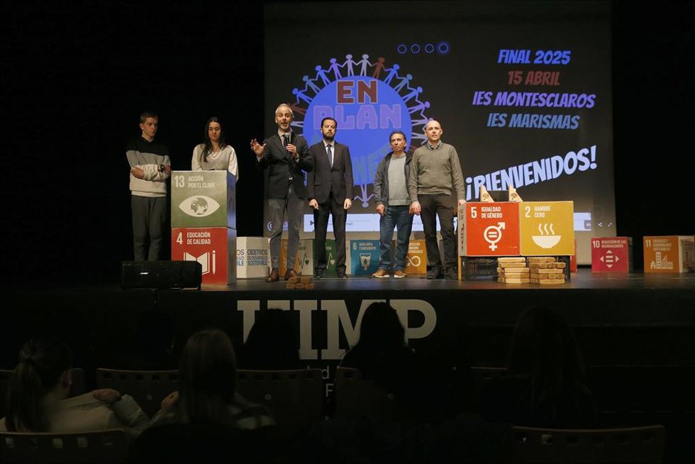 El consejero de Educación, Sergio Silva, en la entrega de premios del concurso escolar 'En Plan Planeta'