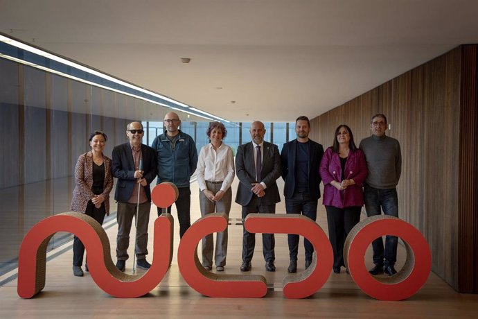 De izquierda a derecha, Montse Oyague, Luis Casado, Oskar Andueza, Rebeca Esnaola, José Luis Arasti, Ramón Urdiáin, Ana Zamarbide y Josu Ros, en la presentación del III Estudio de Impacto Económico y Social de NICDO en el Palacio de Congresos Baluarte.
