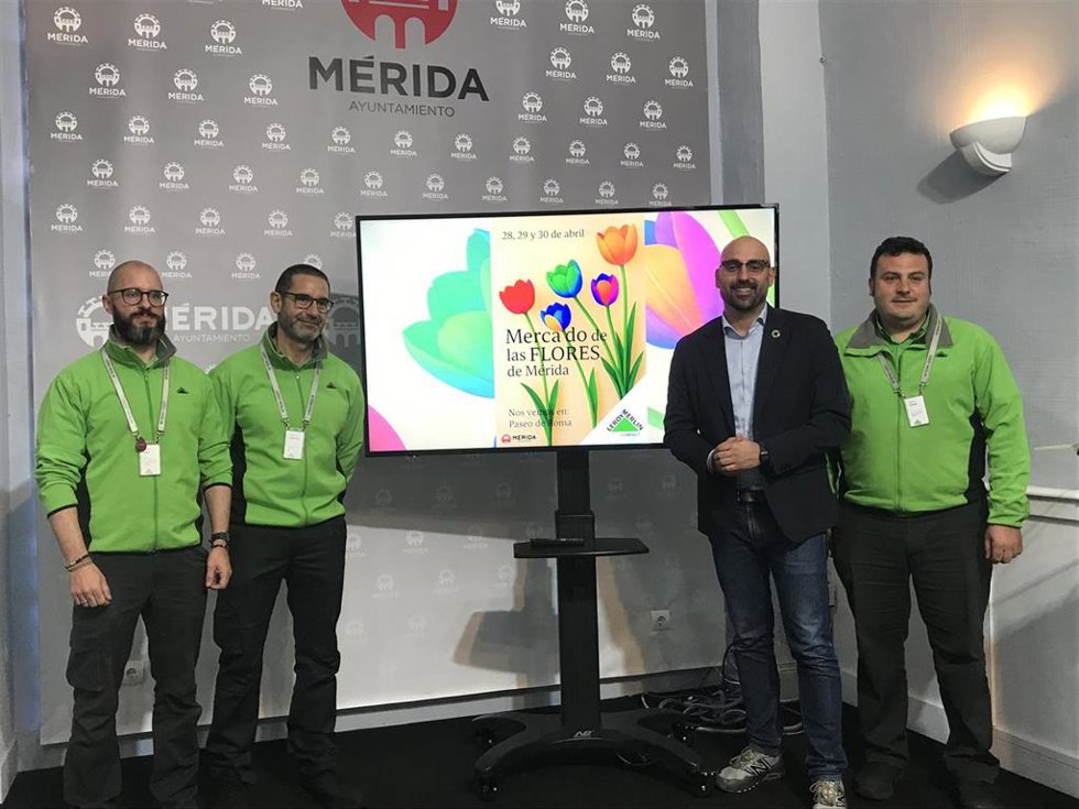 El delegado de Comercio, Ángel Calle junto a él, le han acompañado el director y trabajadores de la tienda Leroy Merlin en la presentación del II Mercado de las Flores de Mérida.