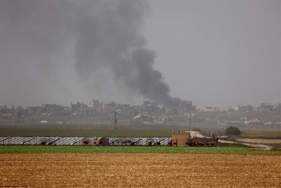 Columna de humo en la Franja de Gaza tras un ataque israelí