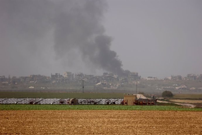 FRONTEIRA ISRAEL-GAZA, 3 de abril de 2025 -- A fumaça sobe de edifícios danificados na Faixa de Gaza, vista do sul de Israel, em 3 de abril de 2025. Os militares de Israel disseram na quinta-feira que entraram em um "novo estágio" de sua ofensiva em Gaza,