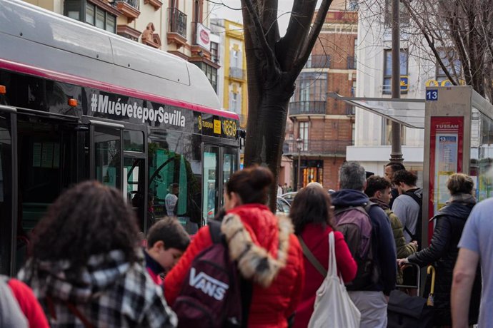 Archivo - Autobús de Tussam circulando por el centro de la ciudad. (imagen de archivo)
