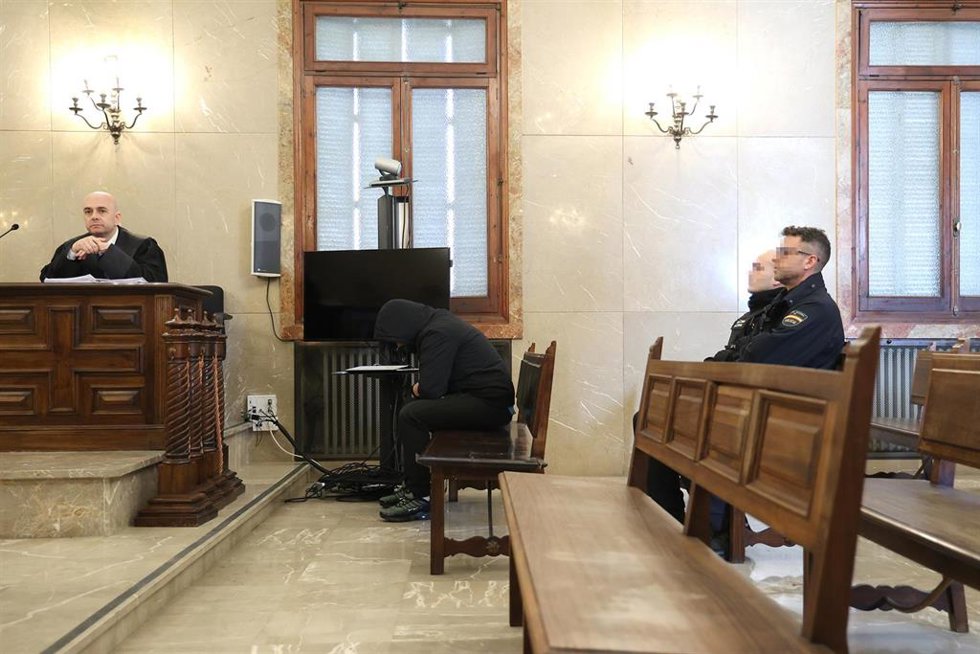 Archivo - El asesino de su mujer embarazada y su hijo en San Pobla, durante el juicio.