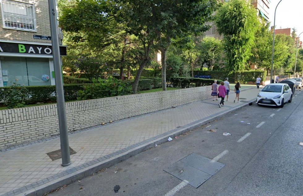 Cinco jóvenes rajan en la cara a un hombre para robarle el móvil en Carabanchel