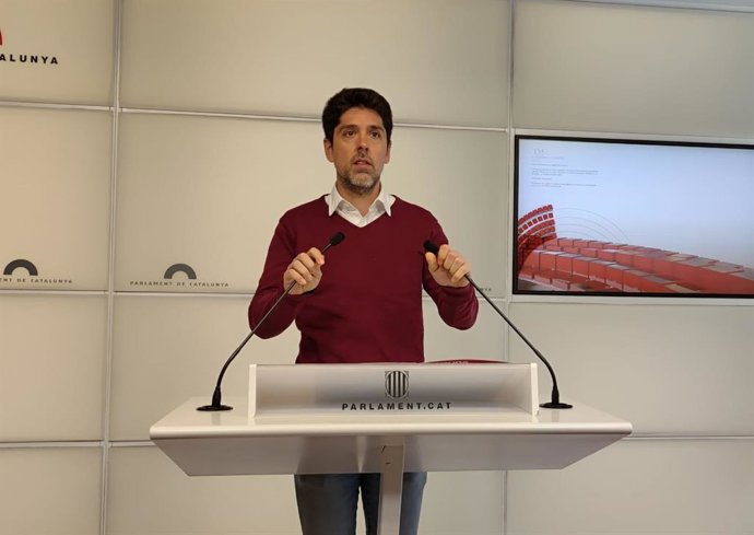 El portavoz de los Comuns en el Parlament, David Cid, en rueda de prensa.