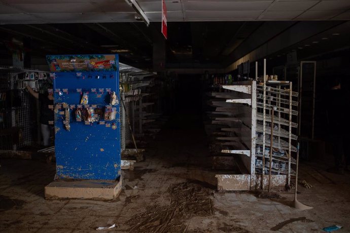 Archivo - Interior de un comercio afectado por la dana en Paiporta (Valencia). Imagen de archivo.