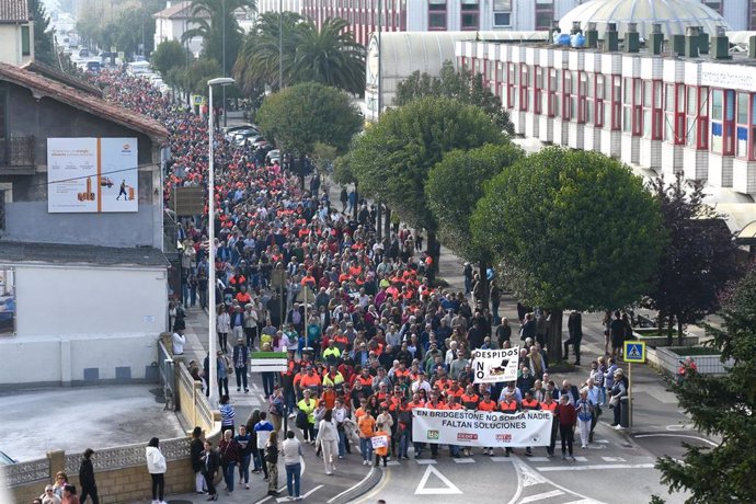 Decenas de personas durante la manifestación de la plantilla de Bridgestone en la jornada de huelga por el ERE, a 8 de abril de 2025, en Reocín.- Archivo