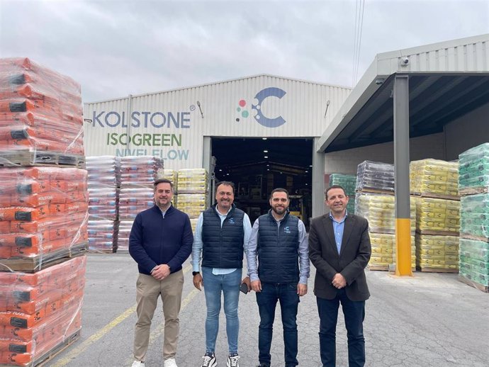 El delegado de Industria, Energía y Minas de la Junta en Almería, Guillermo Casquet, durante su visita a las instalaciones de la empresa Chemical Building Project en Macael (Almería).