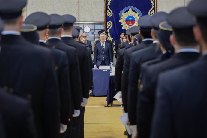 Archivo - El ministro del Interior, Fernando Grande-Marlaska, durante la entrega de títulos a la XXXVI promoción de la Escala Ejecutiva de la Policía Nacional, en la Escuela Nacional de Policía, a 27 de febrero de 2025