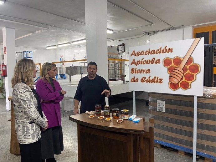 La presidenta de la Diputación de Cádiz, Almudena Martínez, en una visita a la Asociación Apícola Sierra de Cádiz