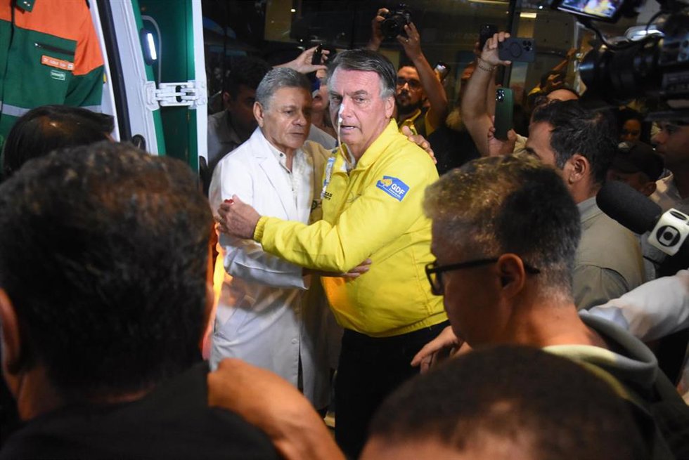 El expresidente de Brasil Jair Bolsonaro durante un traslado de hospital para ser intervenido.