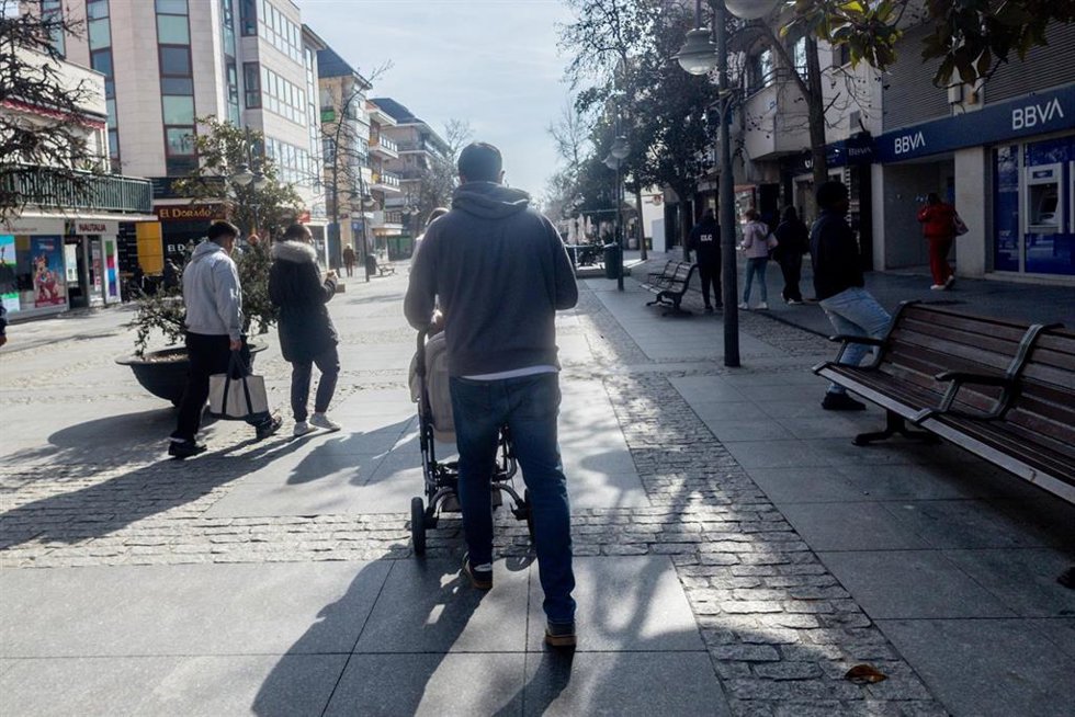 Archivo - Un hombre lleva un carrito de bebé.