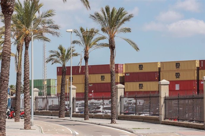 Archivo - Contenedores en el Puerto de Cádiz.