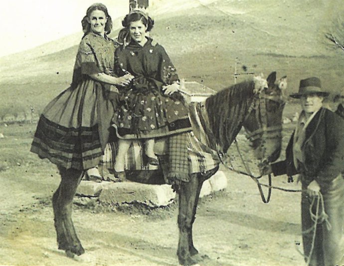 Tres imágenes antiguas de vecinos de Collado Hermoso en sus fiestas.