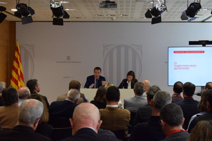 El conseller de Agricultura, Ganadería, Pesca y Alimentación de la Generalitat, Òscar Ordeig, y la directora de Prodeca, Dèlia Perpiñà, durante el encuentro.